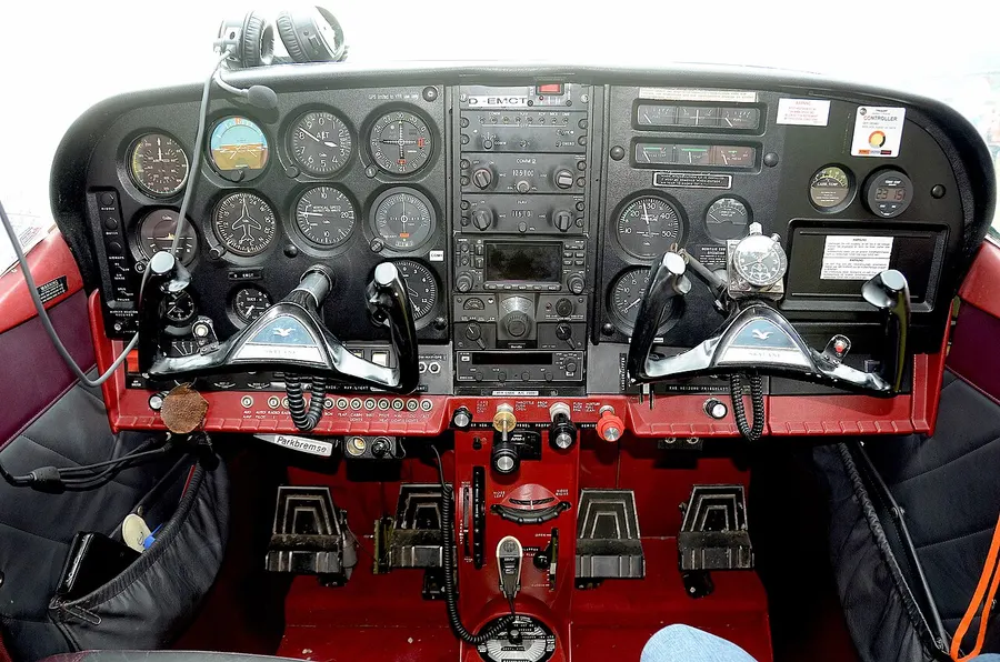 Le poste de pilotage — the cockpit