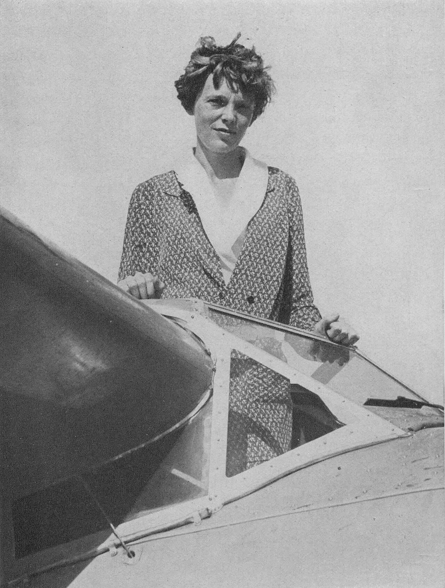 Amelia Earhart devant son Lockheed Vega